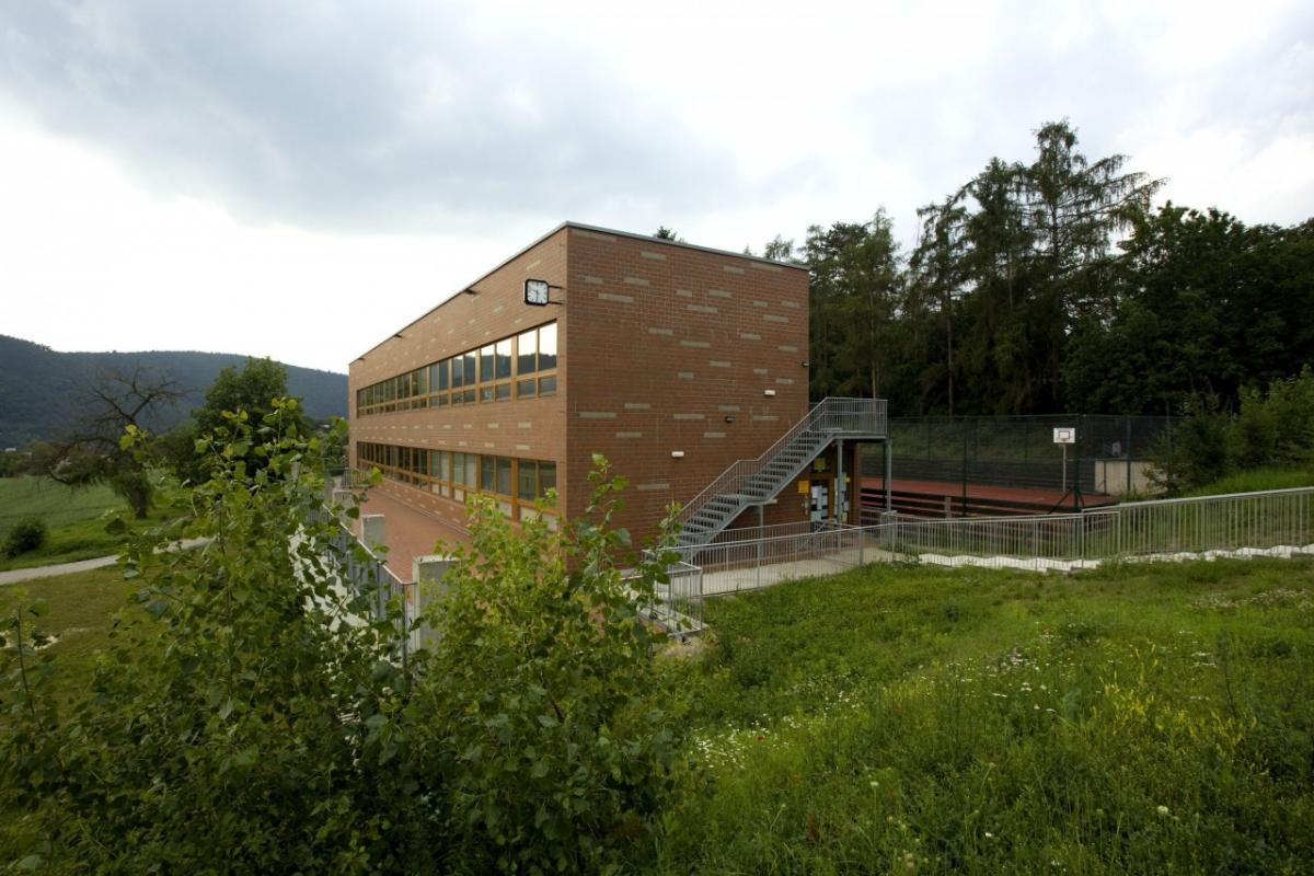 moderní dostavba školy a družiny Černošice zajímavá fasáda pruhy