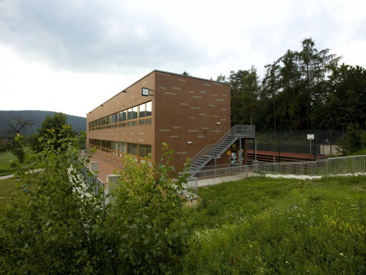 moderní dostavba školy a družiny Černošice zajímavá fasáda pruhy